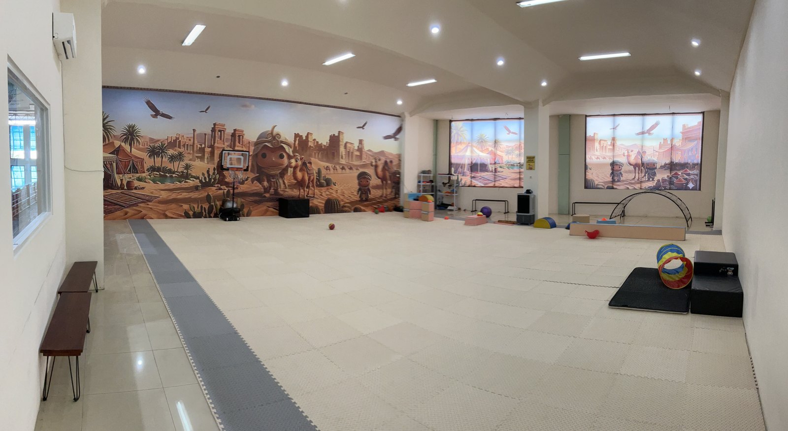Kelas A2 — Matras putih & mural gurun