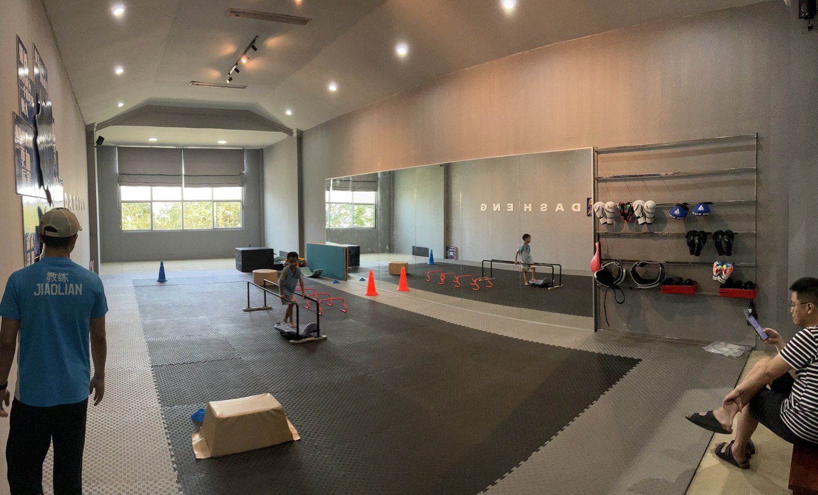 Kelas Boxing — Mirror wall & agility drill